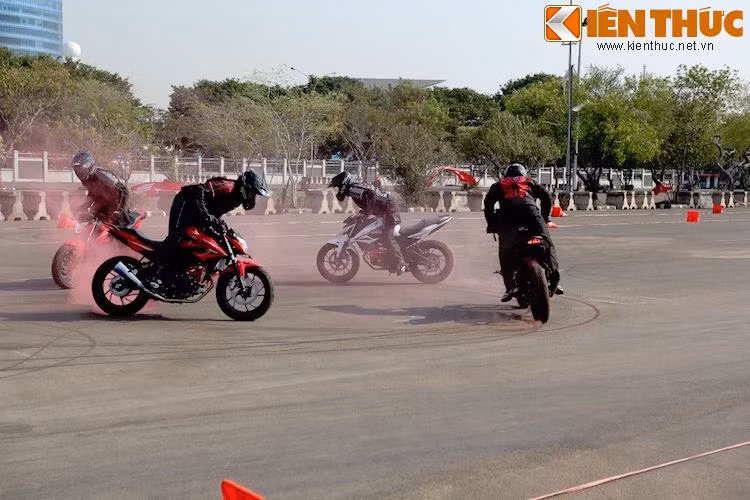 Tại Indonesia, Honda CB150R Streetfire mới sẽ được bán với 3 màu là đỏ-trắng-đen.