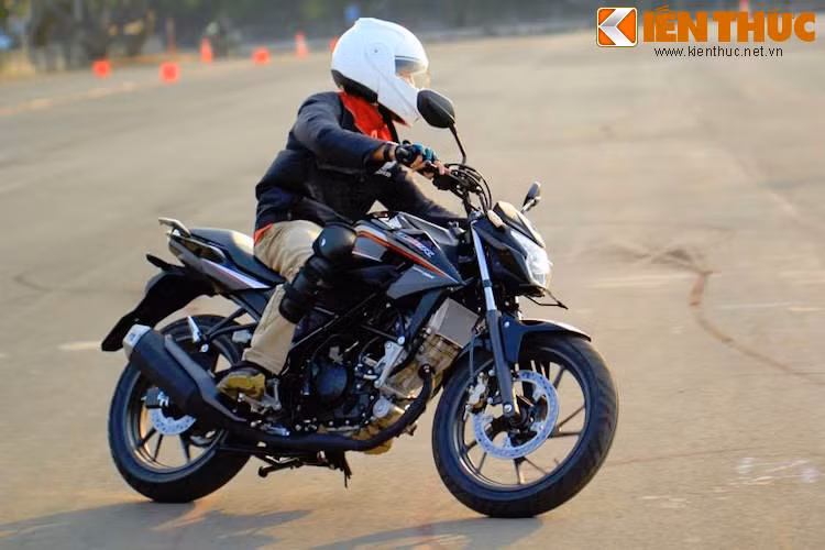 Với động cơ mới, CB150R Streetfire chỉ mất 10,5 giây để đạt 0-100 km/h và tốc độ tối đa của xe là 125 km/h. Mức tiêu thụ nhiên liệu trung bình do Honda công bố là 2,5l/100 km.