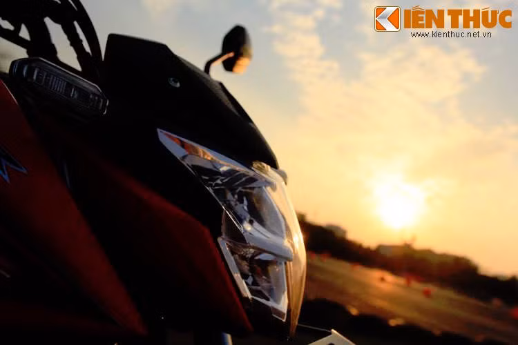 Cụm đèn trước của xe có thiết kế tương tự Honda CB1000R.