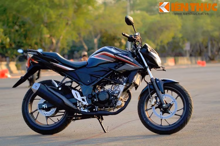 Các kích thước dài/rộng/cao của CB150R Streetfire lần lượt là 2.019 x 719 x 1.039 mm. Trọng lượng xe đạt 136 kg.