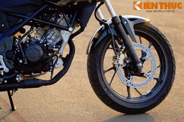 Trên mẫu xe mới, Honda đã nâng cấp lên vành 5 cánh xoắn thể thao, đi kèm đó là lốp "béo" 100/80/17 cho bánh trước và 130/70/17 cho bánh sau, khiến chiếc xe trông bề thế hơn.