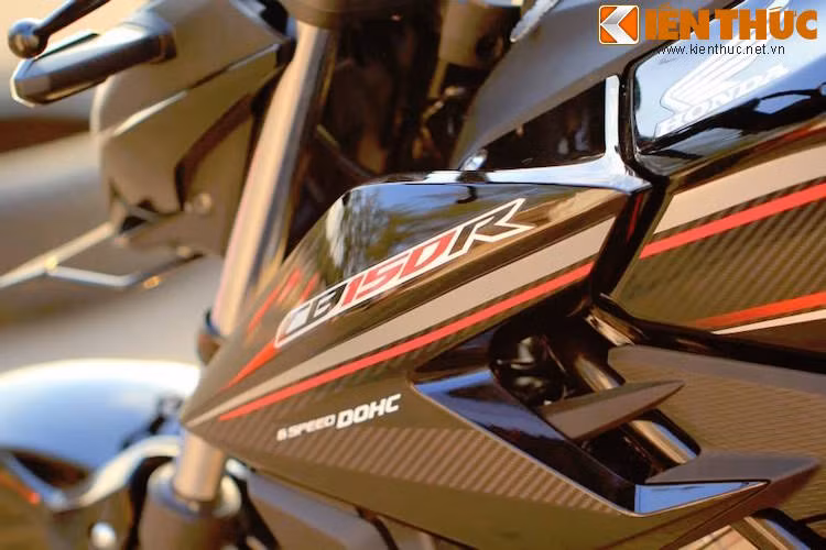 Ốp hai bên bình xăng là 2 "cánh chim" với kiểu dáng khí động học, đồng thời được dán tem giả vân carbon thể thao.