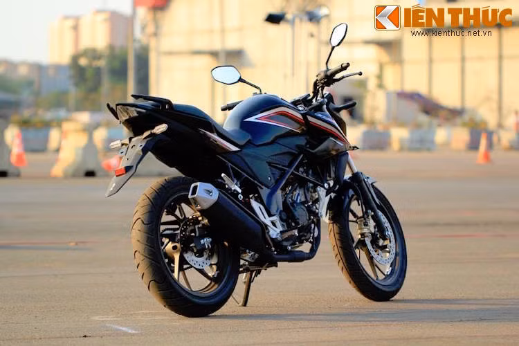 Ở phía sau, có thể thấy rằng CB150R Streetfire khá cao, dù chỉ có chiều cao yên 797 mm.