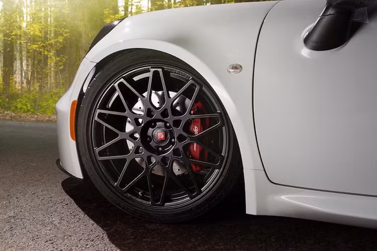 Pogea Racing cũng không quên nâng cấp "dàn chân" của chiếc xe với bộ mâm trọng lượng nhẹ XCUT 18 inch ở phía trước và 19 inch ở phía sau, kèm theo lốp thể thao từ Michelin.