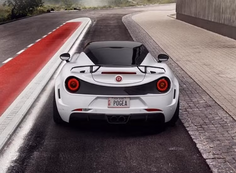 Ngoài ra, hộp số của xe cũng được nâng cấp để chịu được sức mạnh lớn hơn từ động cơ, kèm theo khả năng chuyển số nhanh hơn tới 55% so với 4C nguyên bản.