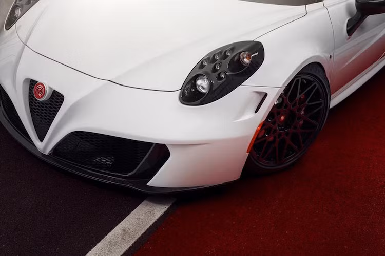 Trên bản độ này, chiếc "siêu xe mini" Alfa Romeo 4C đã được thiết kế lại phần đầu với bodykit kiểu dáng "mượt mà" hơn, cùng với các khe hút gió làm mát dàn tản nhiệt rộng hơn.