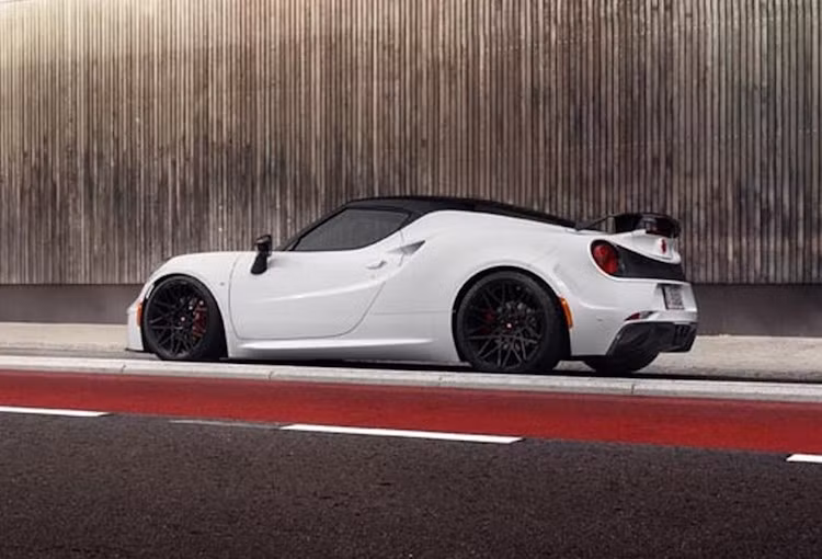 Thiết kế của Alfa Romeo 4C cũng có sự thay đổi lớn ở phía sau với dàn cản sau mới kèm cánh khuếch tán không khí bên dưới từ sợi carbon.