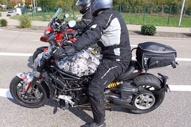 Cụ thể hơn, chiếc xe có khung, vị trí đặt ống xả và két tản nhiệt hoàn toàn không giống với Diavel.