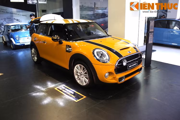 Chiếc Cooper S thế hệ mới tại khu trưng bày MINI trông khá "chói" trong màu sơn cam Nham thạch (Volcanic Orange), được trang bị động cơ 2.0l 4 xi-lanh thẳng hàng với công suất lên tới 230 mã lực.