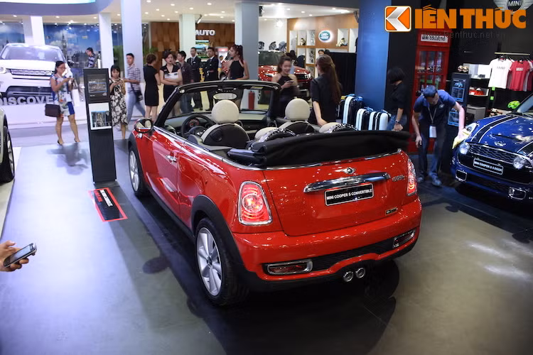 Giá bán của Mini Cooper S Convertible tại Việt Nam là 1,8 tỷ đồng.