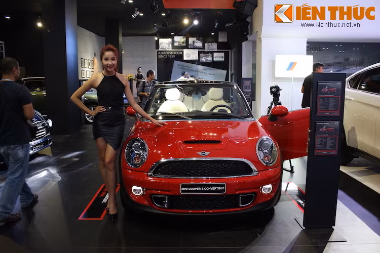 Điểm nhấn ấn tượng nhất khi bước vào khu vực trưng bày của MINI là chiếc xe mui trần Cooper S Convertible, được sơn màu đỏ ớt (Chilli Red) nổi bật.