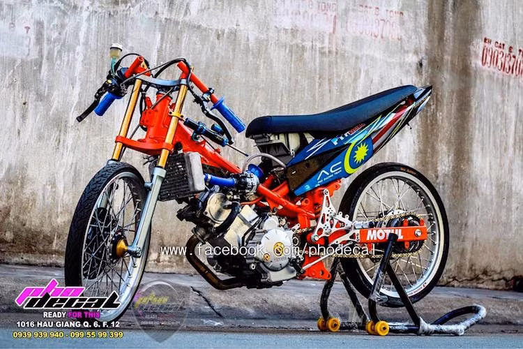 Theo Huyền, phần "xác" xe đã được cô mua lại với giá 29 triệu đồng. Rất nhanh chóng sau đó, cô đã đầu tư thêm hàng loạt "đồ chơi cho chiếc Exciter và gửi nó lên một lò độ ở Sài Gòn để "phẫu thuật".