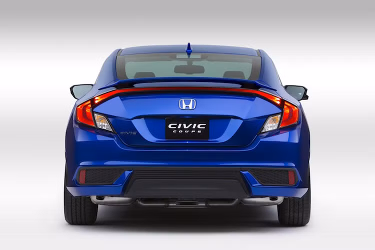 Giống như các phiên bản sedan, Honda cũng sẽ bán Civic Coupe với 2 loại động cơ xăng 4 xi-lanh là 2.0l nạp khí tự nhiên 158 mã lực/187 Nm và 1.5l tăng áp 174 mã lực/219 Nm. Tùy từng phiên bản, chiếc xe sẽ được trang bị hộp số sàn 6 cấp hay tự động vô cấp CVT.