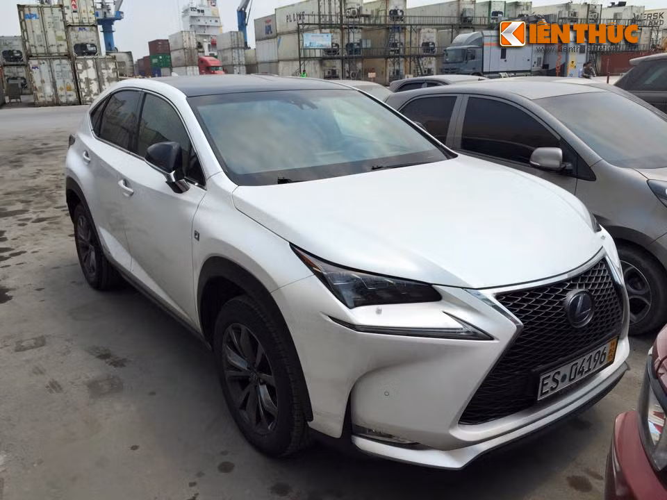 Được biết những chiếc NX300h này đang được đơn vị nhập khẩu bán với giá 142.000 USD (tương đương 3 tỷ đồng).