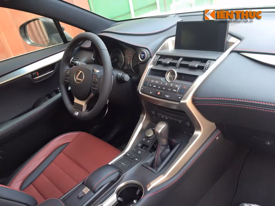 Trong khi bản F-Sport có tông đen-đỏ cá tính hơn.