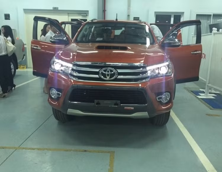 Để khiến cho nội thất của xe trở nên thoải mái hơn Toyota đã phát triển chassis, khung cùng hệ thống treo mới. Các trang bị an toàn cũng được chú trọng với 7 túi khí, ABS, EBD, trợ lực phanh,...