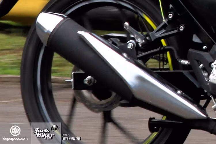 Ống xả của xe cũng có thiết kế khác biệt với phần ốp pô mạ bóng. Tuy nhiên bộ vành "xương cá" 5 cánh chữ Y đặc trưng của dòng xe vẫn sẽ tiếp tục được giữ lại.