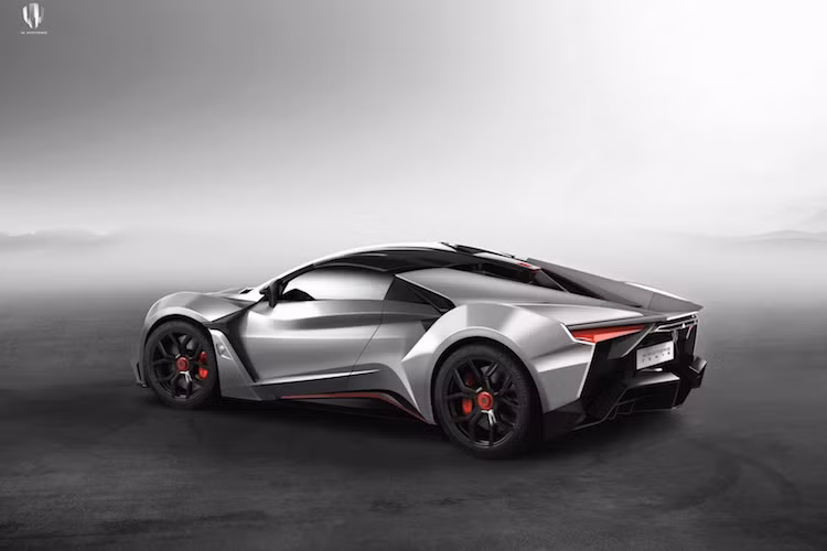 Dù có giá rẻ hơn Lykan Hypersport nhưng Fenyr Supersport thậm chí còn có công suất lớn hơn, đạt tối thiểu 900 mã lực và 1200 Nm. Trong khi đó, Lykan Hypersport chỉ có 780 mã lực.