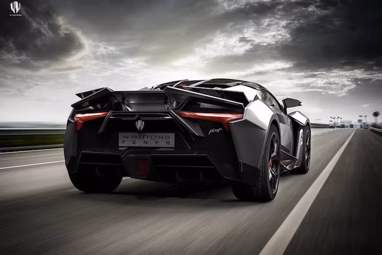 Để giảm giá thành, Fenyr Supersport không có những đèn pha dát kim cương và đá quý, cũng như màn hình hiển thị thực tế ảo (holographic) giống như Lykan Hypersport.