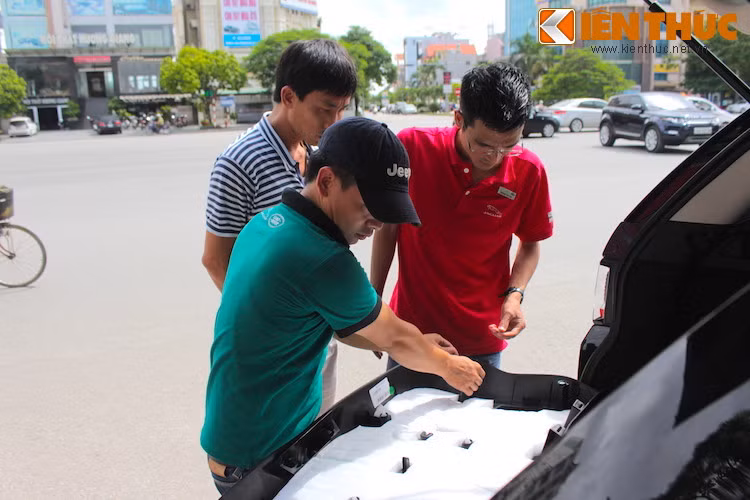 Những kỹ thuật viên đã chăm sóc nhanh cho xe của khách ngay tại địa điểm tổ chức sự kiện.