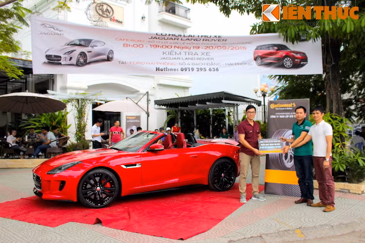 Sau 2 ngày cuối tuần, anh Nguyễn Danh Trung - Khách hàng có bài đánh giá hay nhất đã nhận được quà tặng là một bộ lốp 225/45R17 do hãng lốp Continental tài trợ.