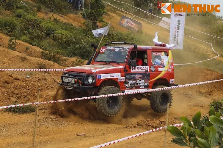 Trong khi đó, bài 2 - Góc tới, góc thoát và hố bập bênh chỉ dành cho những chiếc xe bán chuyên do có các dốc lên tới 60 độ. Người lái cần phải có kỹ năng cân bằng xe, tay lái "cứng" cùng thần kinh "thép".