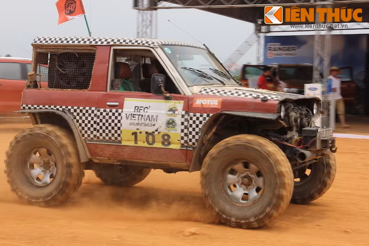 Tại VOC 2015, sẽ có 3 hạng thi đấu dành cho người chơi gồm Bán tải nguyên bản, Cơ bản, Bán chuyên và một hạng trình diễn khác.