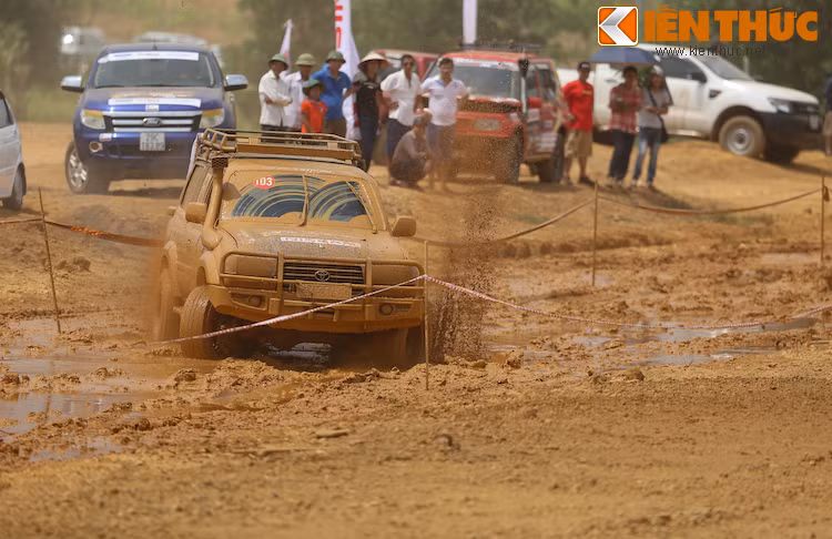 Trong đó, bài 1 - Chạy tốc độ/băng qua bùn nước thu hút được sự quan tâm của rất nhiều người tới xem.