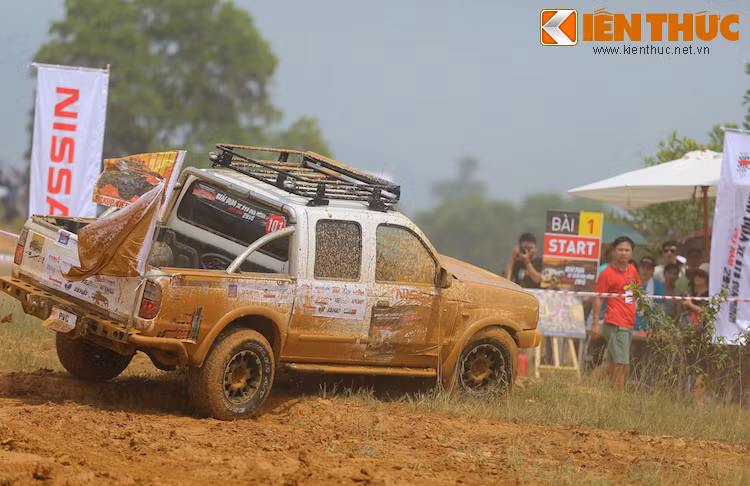 Trong buổi sáng. những đội đua sẽ phải đối diện với 3 bài thi đấu thử thách: Chạy tốc độ/băng qua bùn nước; Góc tới, góc thoát và hố bập bênh; đi dốc nghiêng và qua cầu gỗ.