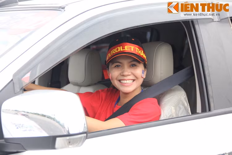 Thậm chí, một số "liễu yếu đào tơ" còn trực tiếp tham gia thi đấu, không kém bất kỳ "cánh mày râu" nào.