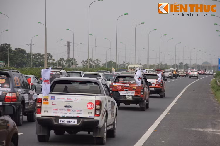 Sau đó, đoàn xe đã nối đuôi nhau trong trật tự, diễu hành qua các con phố Hà Nội trước khi tiến về đại lộ Thăng Long.