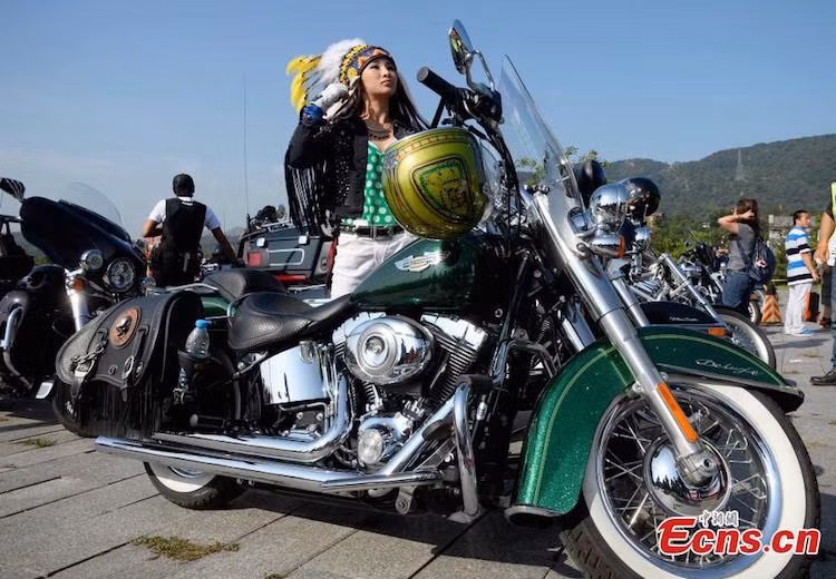 Tuy nhiên, cũng có không ít chủ xe Harley là những "bóng hồng" xinh đẹp như cô gái này.