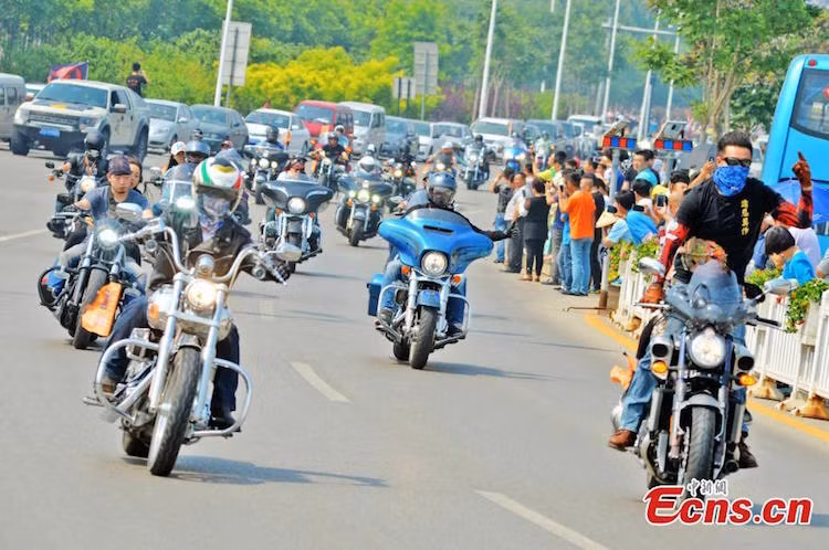 Không chỉ tham gia vào các chương trình mừng sinh nhật, các biker còn góp tiền ủng hộ nằm gây quỹ cho các hoạt động vì môi trường sắp tới ở Trung Quốc.