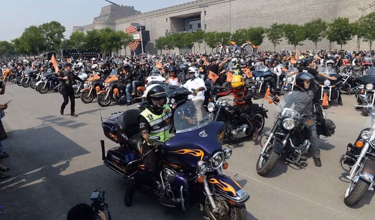 Buổi sinh nhật đã quy tụ 550 chủ xe Harley-Davidson và người thân, tới từ mọi vùng trên lãnh thổ Trung Quốc tham gia.
