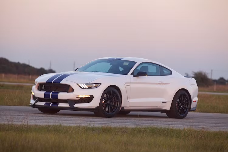 Ở dạng nguyên bản, Mustang Shelby GT350R vốn đã là một trong những chiếc Mustang có khả năng vận hành mạnh mẽ trong lịch sử nhờ động cơ V8 nạp khí tự nhiên 5.2l mạnh hơn 500 mã lực.