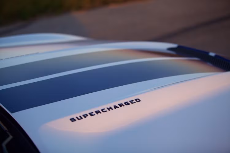 Đúng như tên gọi, sau khi nâng cấp, HPE800 có công suất lên tới 808 mã lực ở vòng tua 7800 rpm. Với con số này, chiếc xe đã mạnh hơn đa số siêu xe thực thụ trên thị trường hiện nay và "đánh bại" mẫu xe cơ bắp đồng hương Dodge Challenger Hellcat.