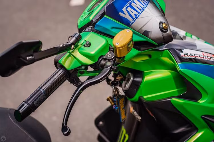 Tay phanh bằng nhôm của xe có thể điều chỉnh được và do Racing Boy, một tên tuổi có tiếng trong thị trường phụ tùng xe độ cung cấp. Ngoài ra xe còn có bao tay Barracuda.