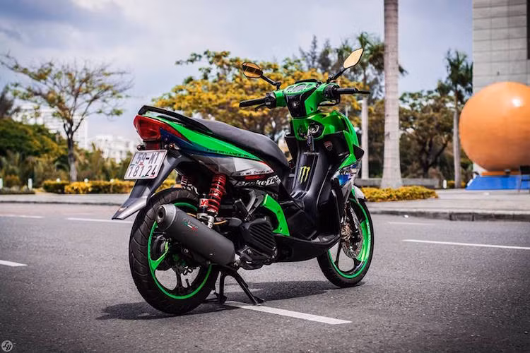 Ở phía sau chiếc Nouvo này là phuộc YSS, pô độ và xi-nhan Rizoma. Khối động cơ gốc 135 cc của xe được giữ nguyên bản. Đây là thế hệ Nouvo đầu tiên và duy nhất dùng máy 135 cc. Kể từ 2012 tới nay, Yamaha lại lùi về dung tích 125 cc cho xe.