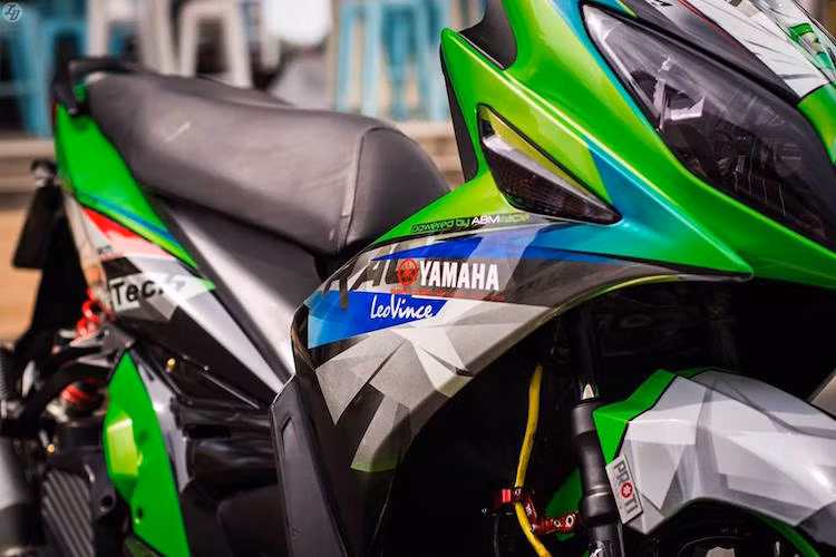 Để "làm mới" lại chiếc xe đã gần 8 năm tuổi, một biker tại Sài Gòn đã "phẫu thuật" lại nhẹ nhàng cho Nouvo. Đầu tiên, toàn bộ dàn áo ngoài của xe đã được sơn tem đấu với họa tiết phức tạp và tông màu xanh chủ đạo.