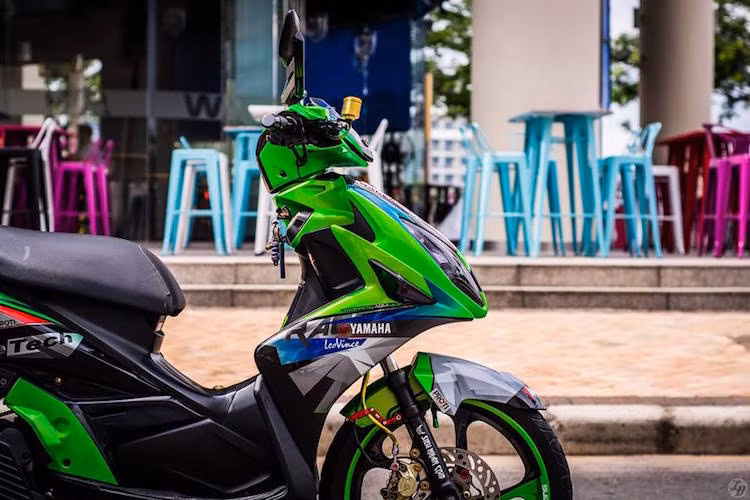 Mâm xe nổi bật với sơn 2 màu, đĩa kiểng kèm heo Brembo 2 piston.