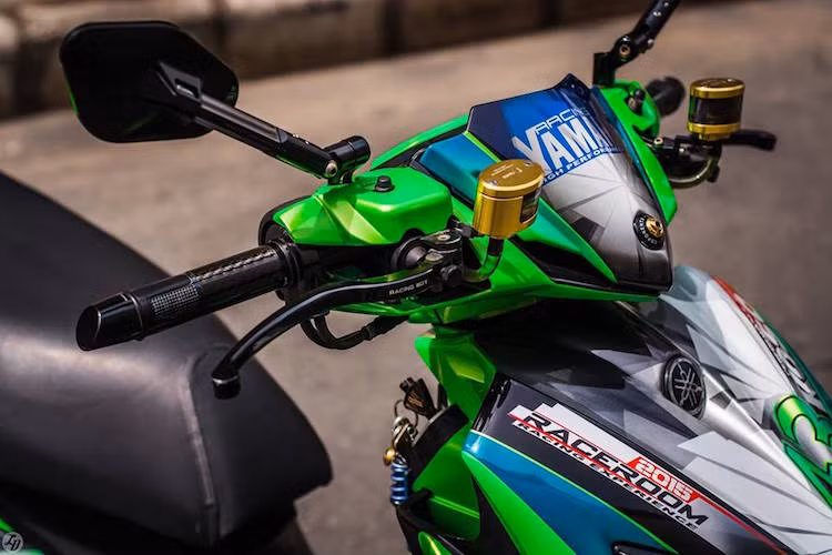 Phần đầu xe có một số món đồ chơi từ Rizoma như bình dầu, bao tay hay gương chiếu hậu.