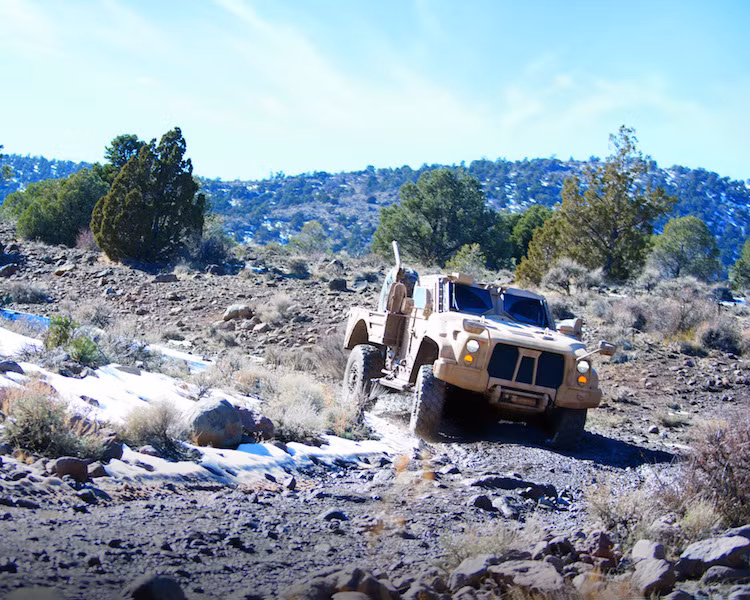 Chúng cũng có khả năng vượt địa hình đáng nể và tốc độ cao, cho phép di chuyển qua những địa hình xấu với tốc độ nhanh hơn tới 70% so với các mẫu xe Oshkosh M-ATV.