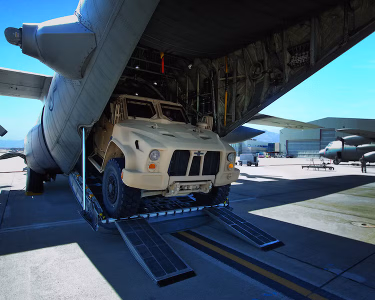 Để có thể chiếm được niềm tin của quân đội Mỹ, trong 9 năm Oshkosh đã phải nỗ lực không ngừng và cạnh tranh với nhiều đối thủ mạnh như AM General Lockheed Martin.