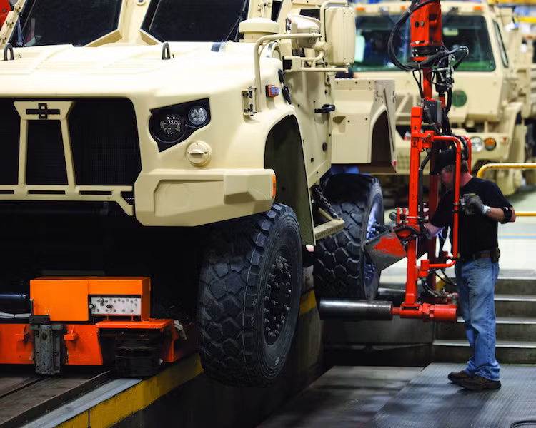 Oshkosh là một hãng xe tải chuyên dụng của Mỹ được thành lập từ năm 1917, "chuyên trị" các dòng xe quân sự. Chính vì vậy, hãng đã được Quân đội và Thuỷ quân lục chiến Mỹ tin tưởng đặt hàng những xe tác chiến hạng nhẹ thế hệ mới JLTV.