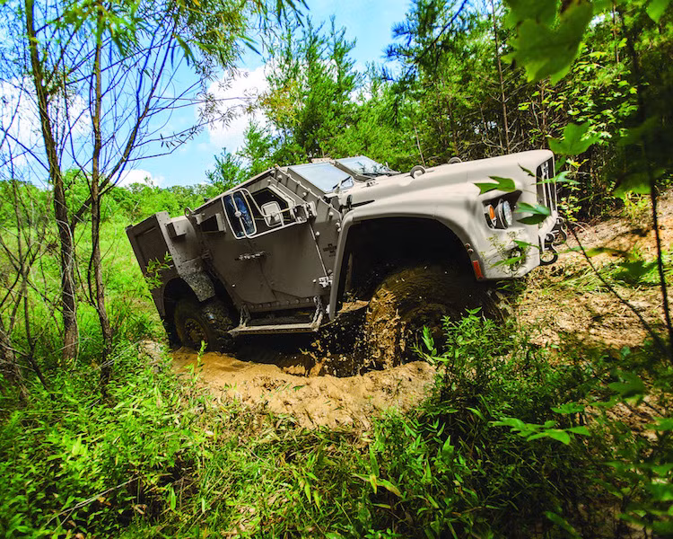 3 phiên bản của Oshkosh JLTV lại được chia thành những biến thể nhỏ để phù hợp với từng mục địch sử dụng khác nhau. Bản 2 chỗ ngồi sẽ có biến thể JLTV-UTL để có thể hoán cải thùng sau thành xe cứu thương hoặc các loại xe chuyên dụng khác.