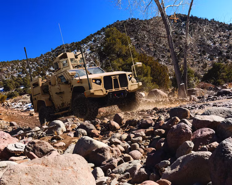 Oshkosh sẽ cung cấp cho quân đội tổng cộng 3 phiên bản khác nhau của cheiecs JLTV, bao gồm bản 2 chỗ, bản 4 chỗ và bản có kèm theo xe rơ-mooc JLTV-T.