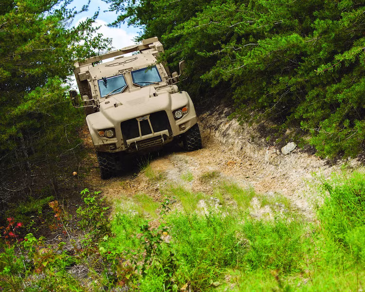 Trong khi đó, bản 4 cửa có 2 biến thể là General Purpose (JLTV-GP) phục vụ các nhiệm vụ chung và biến thể Close Combat Weapons Carrier (JLTV-CCWC) để chở vũ khí cho những trận chiến ở tầm ngắn.