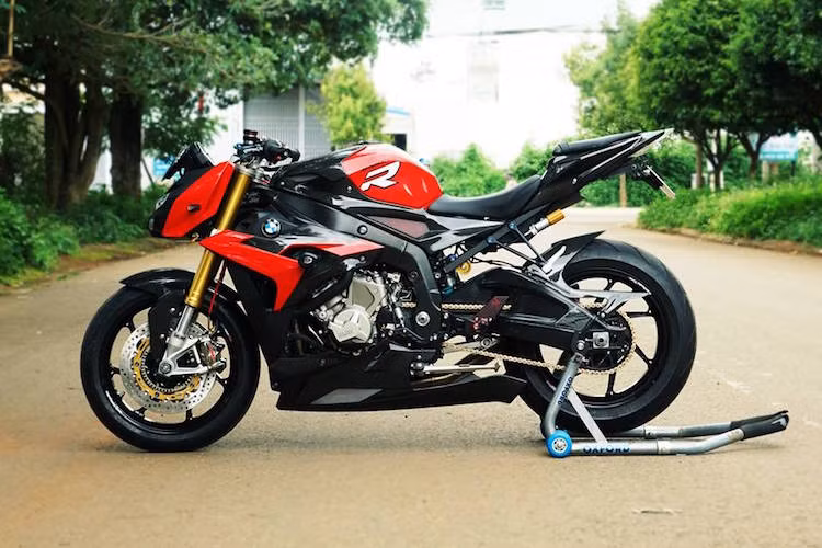 Nằm giữa bộ khung của BMW S1000R là khối động cơ 4 xi-lanh thẳng hàng 999 cc được chia sẻ với người anh em sportbike S1000RR, tuy nhiên công suất động cơ đã được giảm xuống còng 160 mã lực.