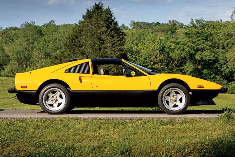 Một số mẫu xe mua theo cách này trong bộ sưu tập bao gồm Ferrari 275 GTB/4 đời 1967, Ferrari 365 GT4 BB đời 1975 hay Enzo 2003.