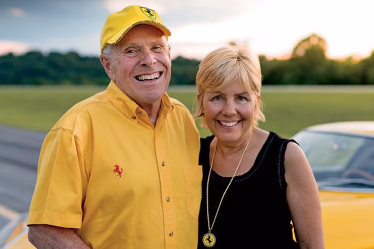 Sống tại tại Greeneville, Tennessee, Mỹ, ông Phil Bachman và người vợ Martha Bachman là những tên tuổi nổi tiếng trong giới sưu tập siêu xe Ferrari trên Thế giới, khi đang sở hữu tới hơn 40 chiếc xe khác nhau mang logo "ngựa chồm"